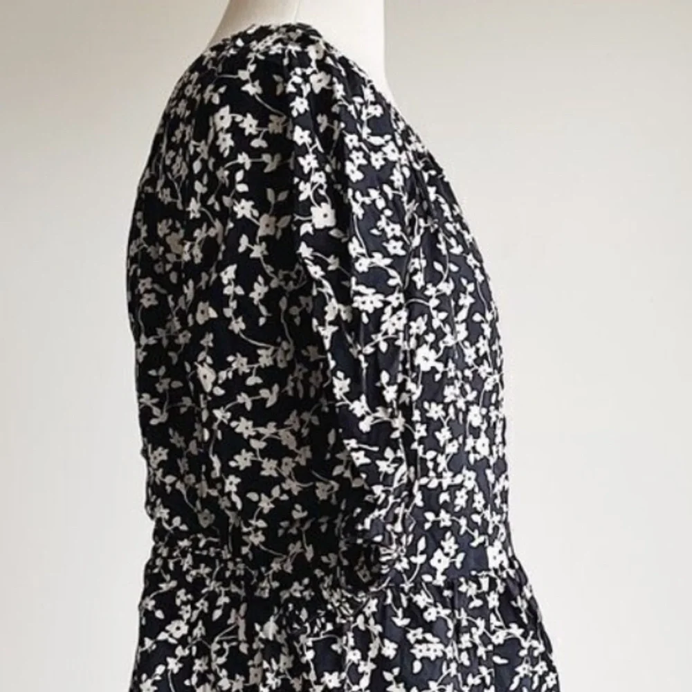 Old Navy sz L black & white floral cut out short puff sleeve pleated peplum top